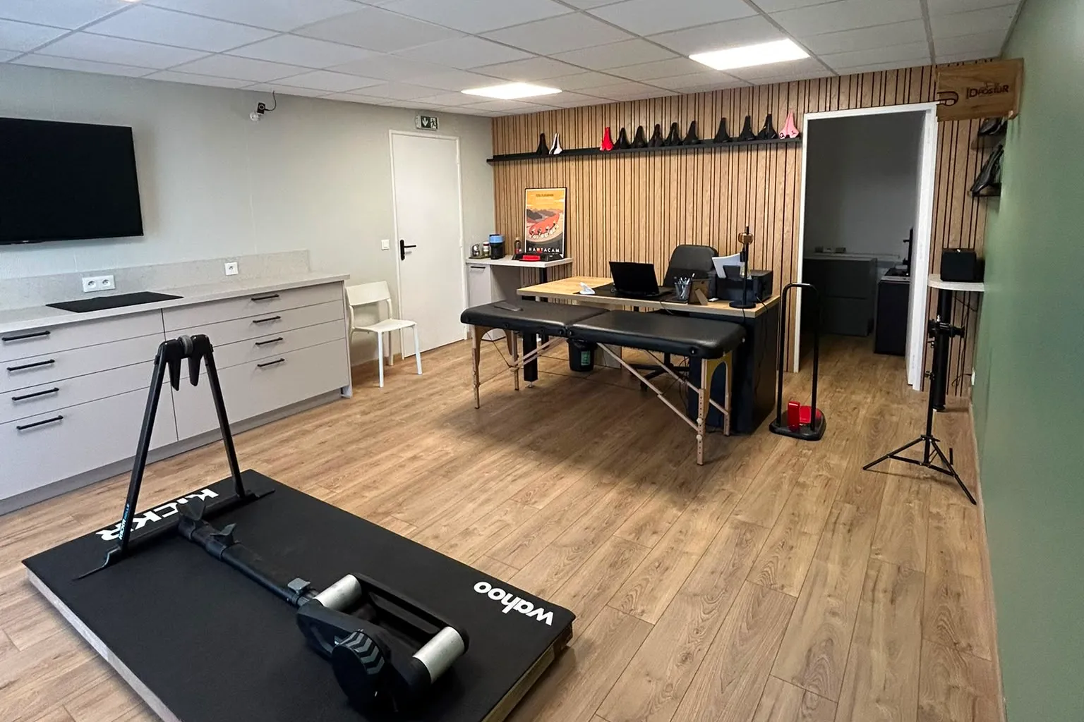 Studio d'analyse posturale ID Postur : home-trainer, table et mur de selles